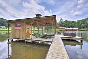 obrázek - Lake Sinclair House with Lake Access and Kayaks!