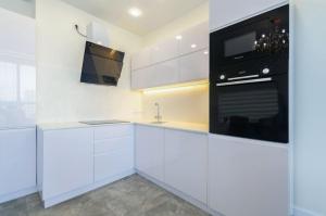Kyiv White Apartment Victory