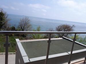 Silver Beach Byala - първа линия, морска панорама с два басейна и осигурен паркинг