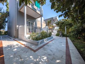 Manias Hotel Apartments