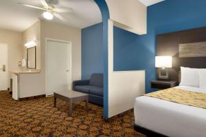 Deluxe Queen Suite - Non-Smoking room in Baymont by Wyndham Winchester
