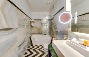 Standard Twin Room room in Grand Poet Hotel and SPA by Semarah