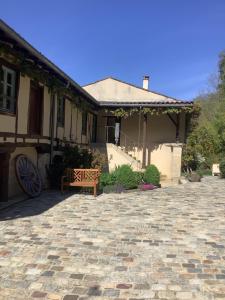 Maisons de vacances Courtyard Gite with very large shared pool : photos des chambres