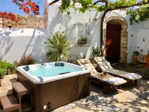 Avli Traditional Home with Private Jacuzzi