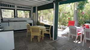 Campings Chalets met buitenkeuken op Camping Lei Suves - JoyCasa : photos des chambres