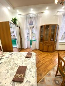 Навпроти Вернісажу біля Оперного вулиця Театральна 26 є балкон та інернет