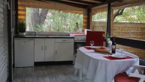 Campings Chalets met buitenkeuken op Camping Lei Suves - JoyCasa : photos des chambres