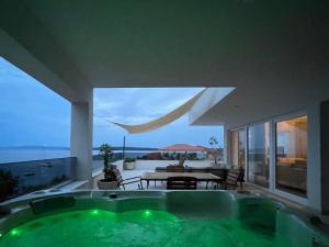 Exclusive 2 Bedroom Seafront Suite with jacuzzi