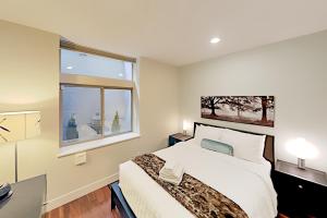 One-Bedroom Townhouse room in Serene Eastlake Home - Patio & Gourmet Kitchen townhouse