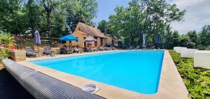 B&B / Chambres d'hotes gite le nieudegat chambre et table d'hote piscine climatisation proche de Sarlat au coeur de la nature : photos des chambres