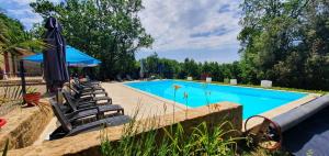 B&B / Chambres d'hotes gite le nieudegat chambre et table d'hote piscine climatisation proche de Sarlat au coeur de la nature : photos des chambres
