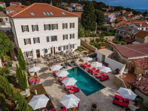 Dolphin Suites 