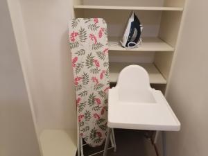 Keskustan kaksio parvekkeella, ilmastoitu.