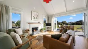 Te Whare Hipi - Martinborough Holiday Home - Hinakura