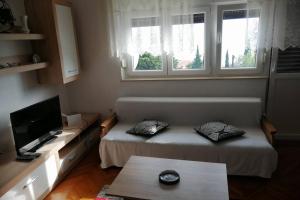 Spacious 2-room apartment with beautiful sea view