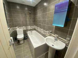 Modern 3- Bed House -Private Parking - sleeps 12- 2 Min M62