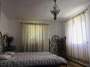 Mazanka ua Під Вишнею унікальний будинок на березі річки