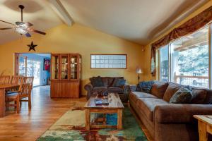 Three-Bedroom House room in Larkspur Trail home
