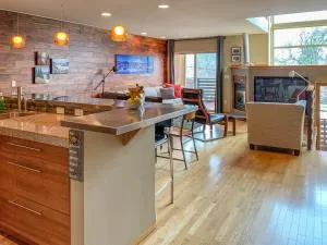 Urban Loft with BBQ on the Deck - Underwood