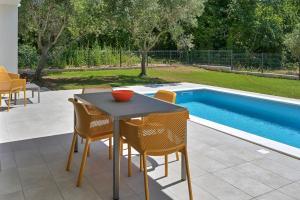 Villa Solis-Modern Villa for a romantic retreat, heated pool