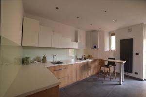 Designer Apartment 110m2 with King Size Beds & Equipped Kitchen