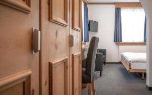 Single Room with French Bed room in Hotel Alte Post