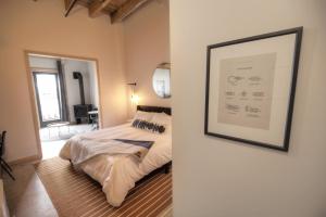 Deluxe Cityview King Studio room in Bowline Hotel