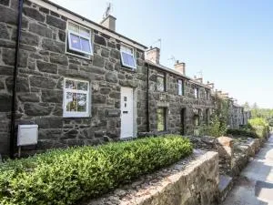 Gyda'r Llif - Llanystymdwy