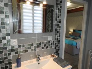 B&B / Chambres d'hotes LA DAME FINES : Chambre Triple - Vue sur Jardin