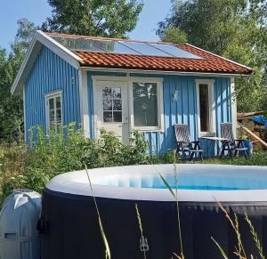 Gäststuga i vacker natur, bastu, bubbelpool sommartid och gratis parkering, guesthouse with nice view with sauna and free parking close to Dalsjöfors and fishing