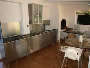 Near the beach, 9 bedrooms, sleeps 19, Jacuzzi, Full AC, BBQ, 2 kitchens, 2 dishwashers, fast internet, ping pong, cars not necessary