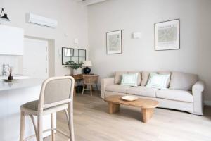 G12 Trendy and Comfy bright loft meters from Bullring and Trianas bridge, Galera street