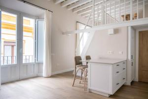 G12 Trendy and Comfy bright loft meters from Bullring and Trianas bridge, Galera street