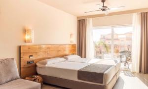 Deluxe Double or Twin Room with Pool View room in Hotel Tarifa Lances