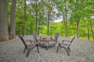 Lake Barkley Home Private Dock, Kayaks, Fire Pit!