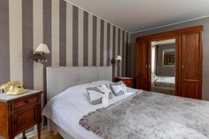 Hotels The Originals City, Hotel de la Balance, Montbeliard : photos des chambres