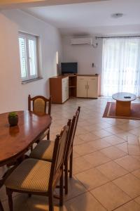 Apartment in Mundanije with balcony, air conditioning, WiFi (4912-1)