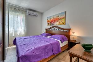 Holiday house Mirna with heated swimming pool and jacuzzi