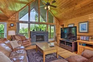 1 Mi to Dollywood Quiet Cabin with Hot Tub! - Seaton Spring