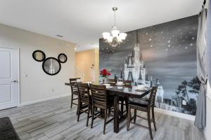 Five-Bedroom Holiday Home room in Modern Disney Theme 5 Bed 5 Bath Luxury Home