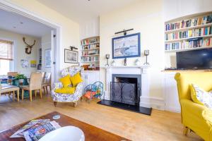 Gunfleet, Aldeburgh - A Large Seafront House with Stunning Sea Views fromthe floors, Sleeps 14 - Aldeburgh Coastal Cottages