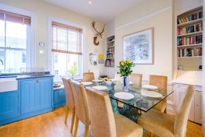 Gunfleet, Aldeburgh - A Large Seafront House with Stunning Sea Views fromthe floors, Sleeps 14 - Aldeburgh Coastal Cottages