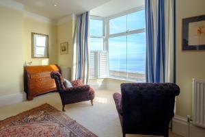Gunfleet, Aldeburgh - A Large Seafront House with Stunning Sea Views fromthe floors, Sleeps 14 - Aldeburgh Coastal Cottages