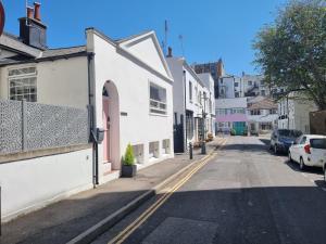 Family Seaside Cottage 2 Mins to Seafront