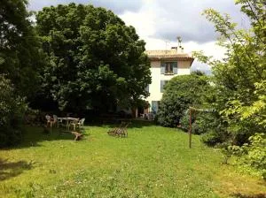 SOUS LE TILLEUL CENTENAIRE - La Bastidonne