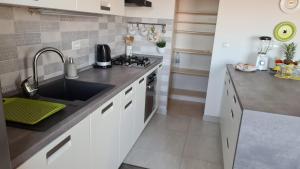 Oasis apartment with sea view and garden 