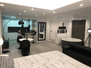 Black and White Suitte "Plaza"