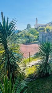 Lake view, Swimming pool, tennis court and private parking