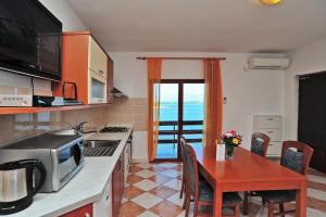 Apartment in Nin with sea view, terrace, air conditioning, Wi-Fi (4868-3)