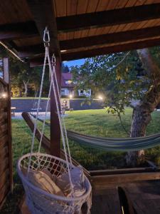 Apartament w lesie z balią